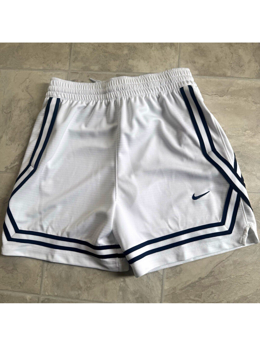 Nike Dri-FIT kids white/black crossover 5" basketball shorts large